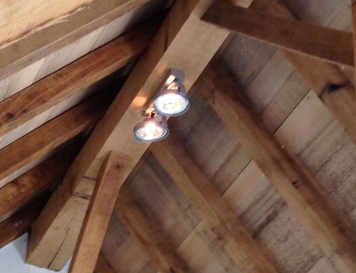 Plaatsen van verlichting onder dak